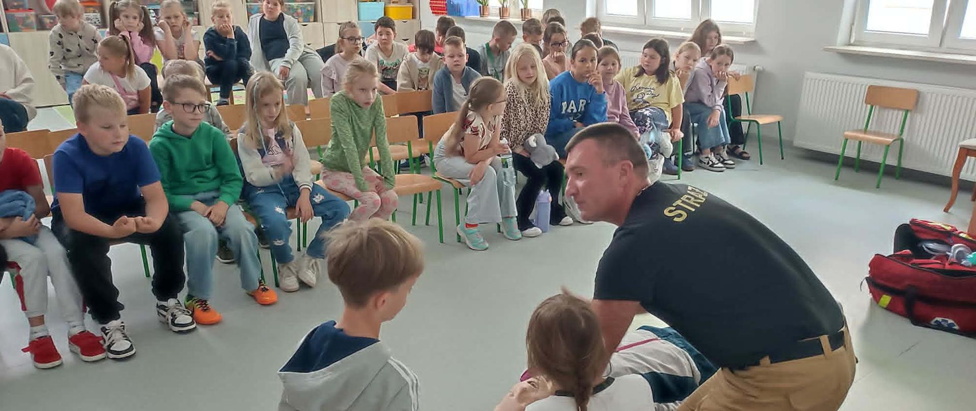 Spotkania edukacyjne ze strażakami w ramach prewencji społecznej i akcji "Bezpieczne wakacje"
