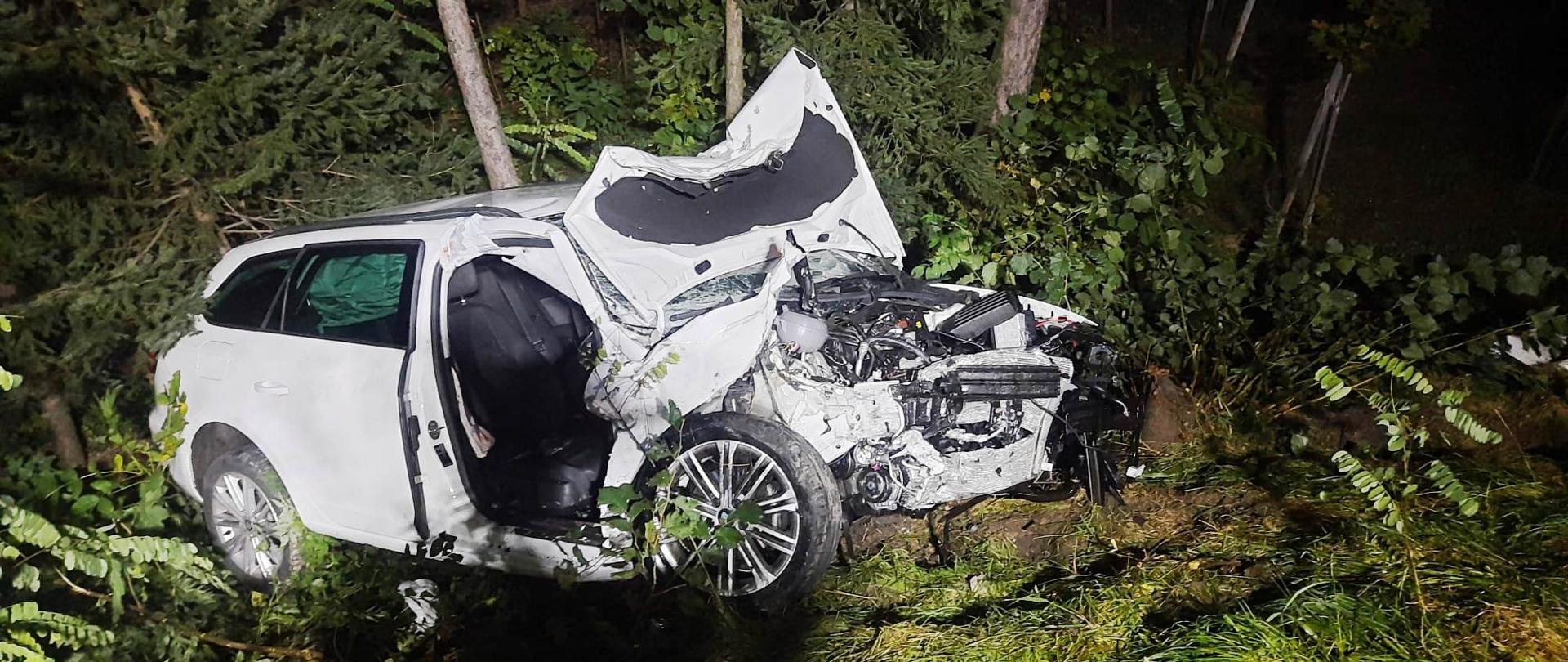 Rozbity samochód poza drogą