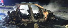 Na zdjęciu widać spalony samochód