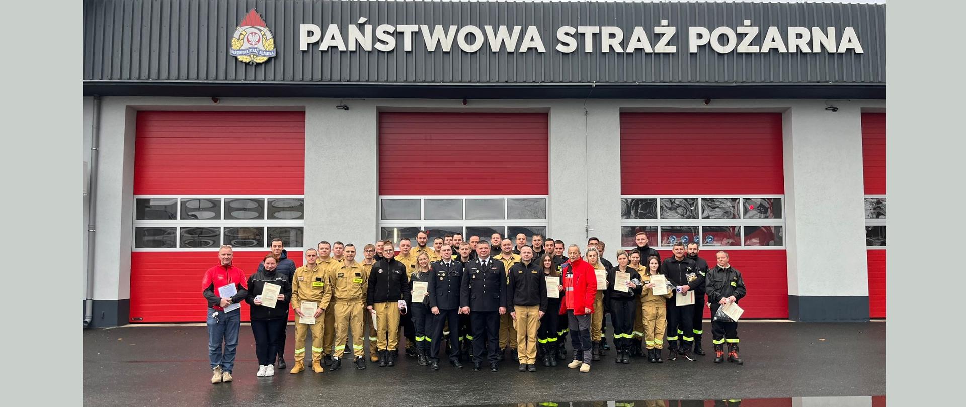 Absolwenci i organizatorzy szkolenia z zakresu KPP w KP PSP w Polkowicach - zdjęcie grupowe