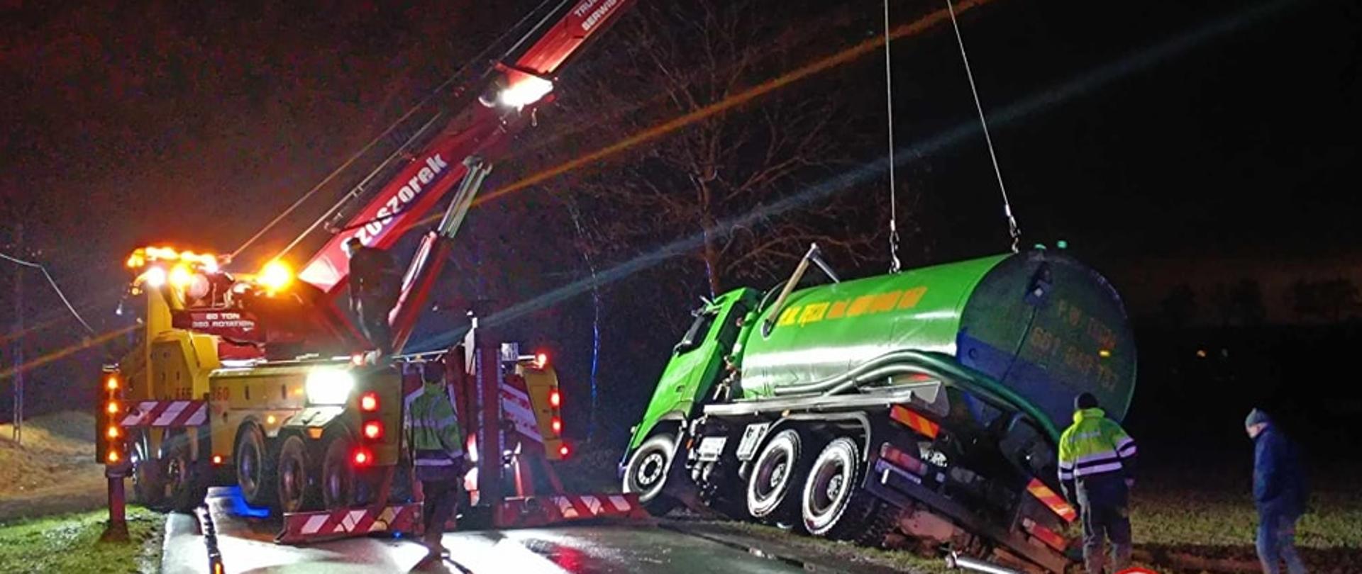 Na zdjęciu znajduje się HDS, który podnosi przewróconą ciężarówkę.