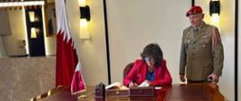Wpis do księgi kondolencji w Ambasadzie Kataru w Rijadzie - Konsul RP Bożena Czaja, płk Artur Rochnowski