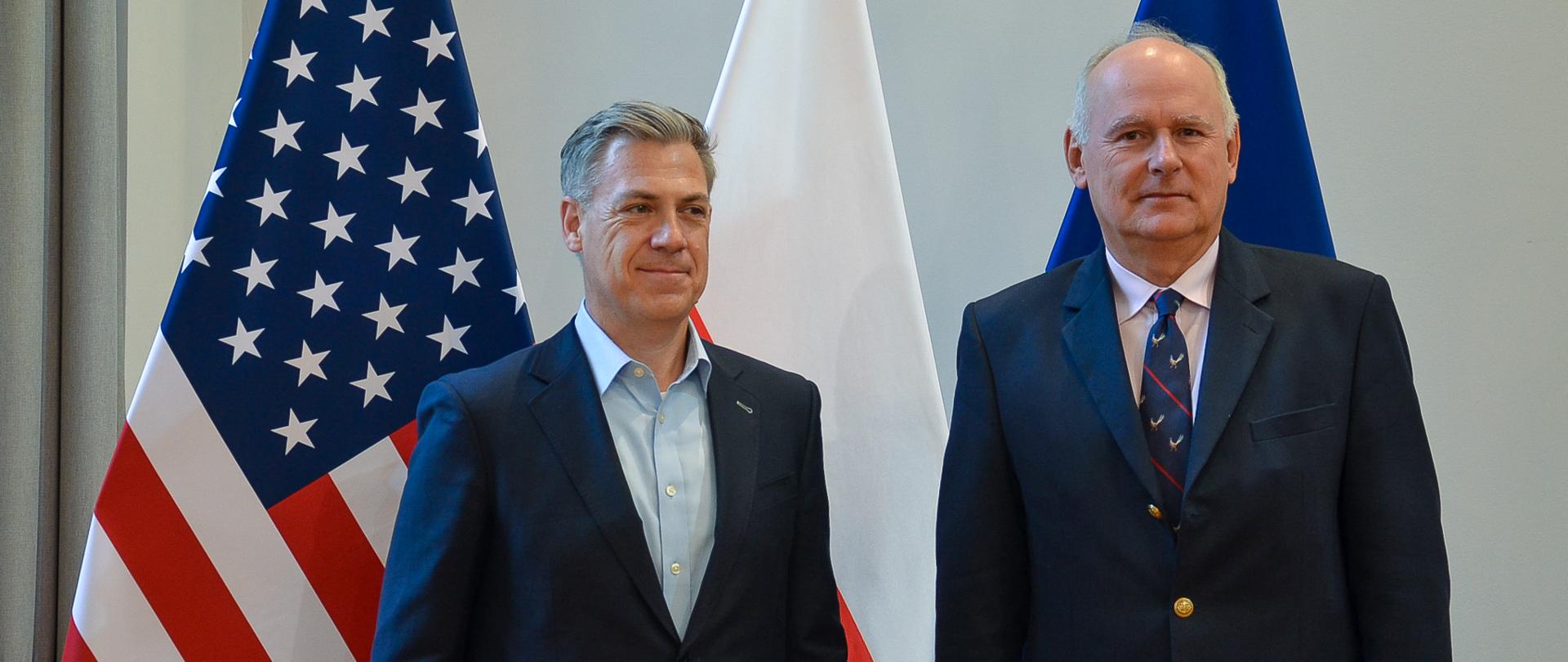 8 października 2026 r. sekretarz stanu w MON Paweł Zalewski spotkał się z amerykańskim senatorem Jamesem Banksem, któremu towarzyszył ambasador USA w Warszawie Thomas A. Rose i współpracownicy z Senatu.