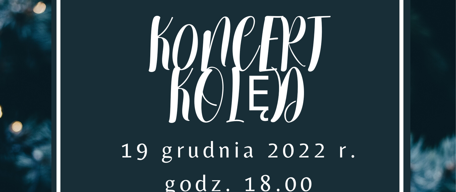 Plakat. Granatowe tło, pośrodku biała ramka, w ramce białe napisy zawierające informacje o koncercie kolęd. Pośrodku plakatu grafika trzech choinek w kolorze białym.