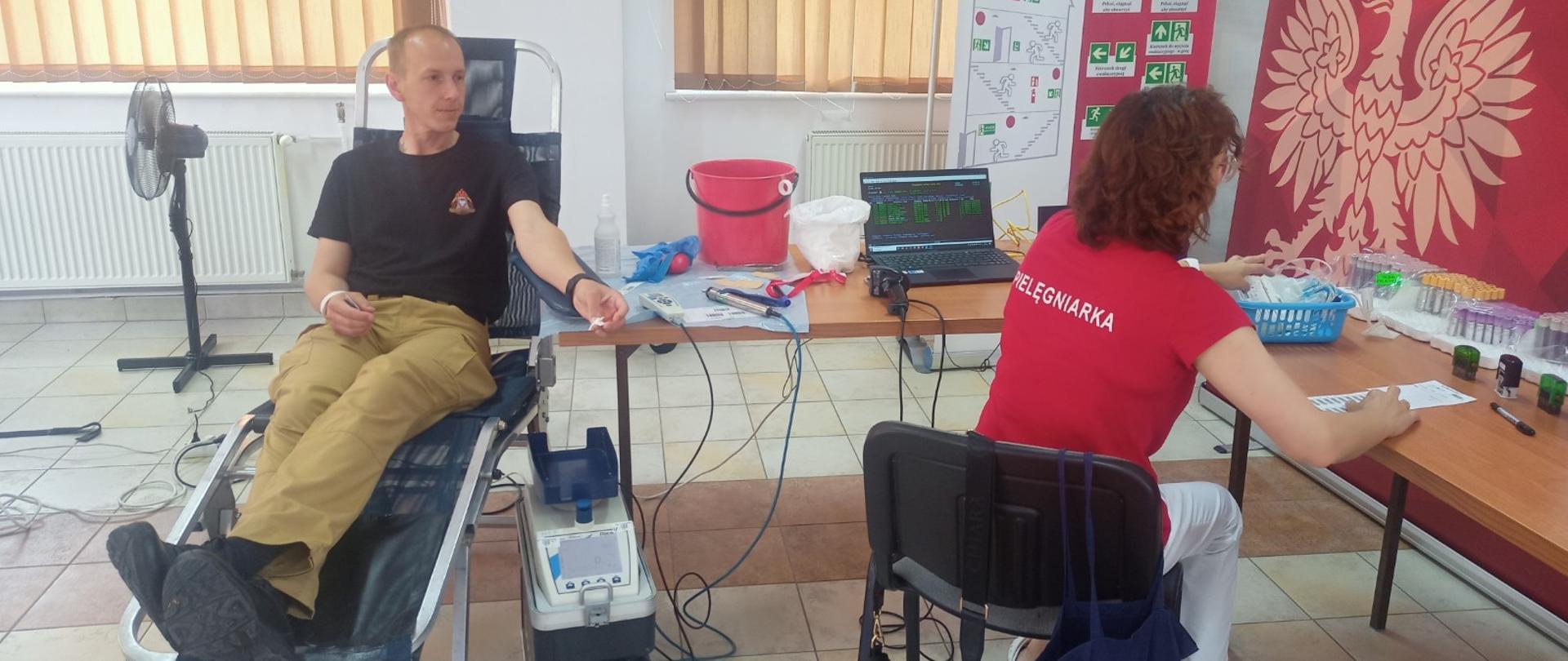 Zdjęcie przedstawia osoby podczas akcji zbiórki krwi w lidzbarskiej komendzie.