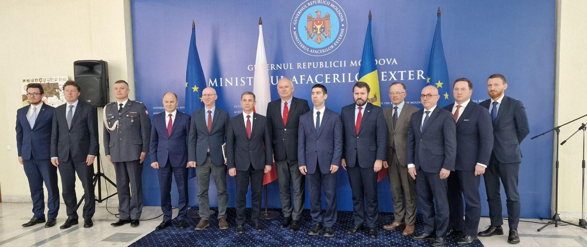 10 maja sekretarz stanu w Ministerstwie Obrony Narodowej Paweł Zalewski wraz z podsekretarzem stanu w Ministerstwie Spraw Zagranicznych Robertem Kupieckim odbyli roboczą wizytę w Kiszyniowie. Polską delegację przyjęli minister obrony Anatolie Nosatîi oraz minister spraw zagranicznych i integracji europejskiej Mihai Popşoi. 