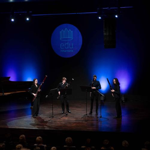 zdjęcie przedstawia kwartet fagotowy na scenie sali koncertowej w filharmonii