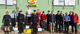 Na zdjęciu uczestnicy turnieju wraz z organizatorami