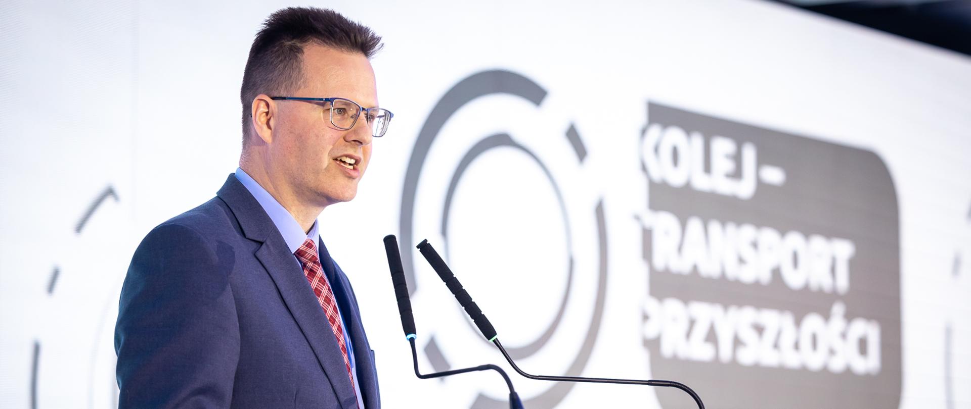 Wystąpienie wiceministra infrastruktury Andrzeja Bittela, otwierające konferencję "Kolej - transport przyszłości"