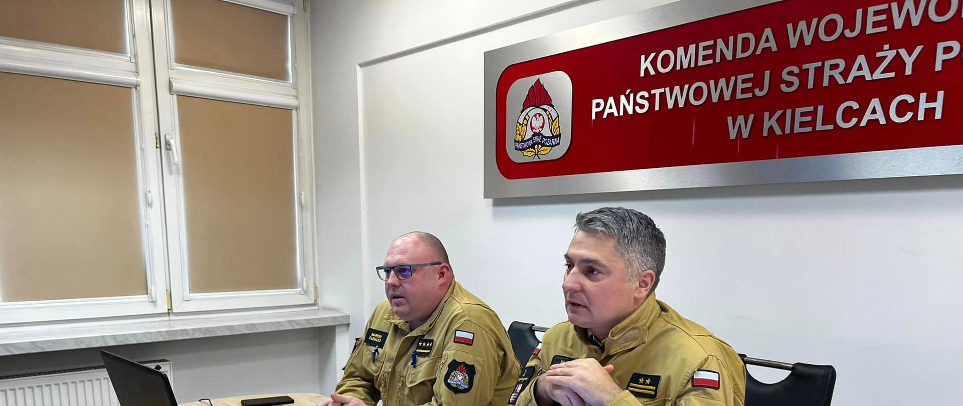 Na zdjęciu widzimy dwóch strażaków prowadzących szkolenie