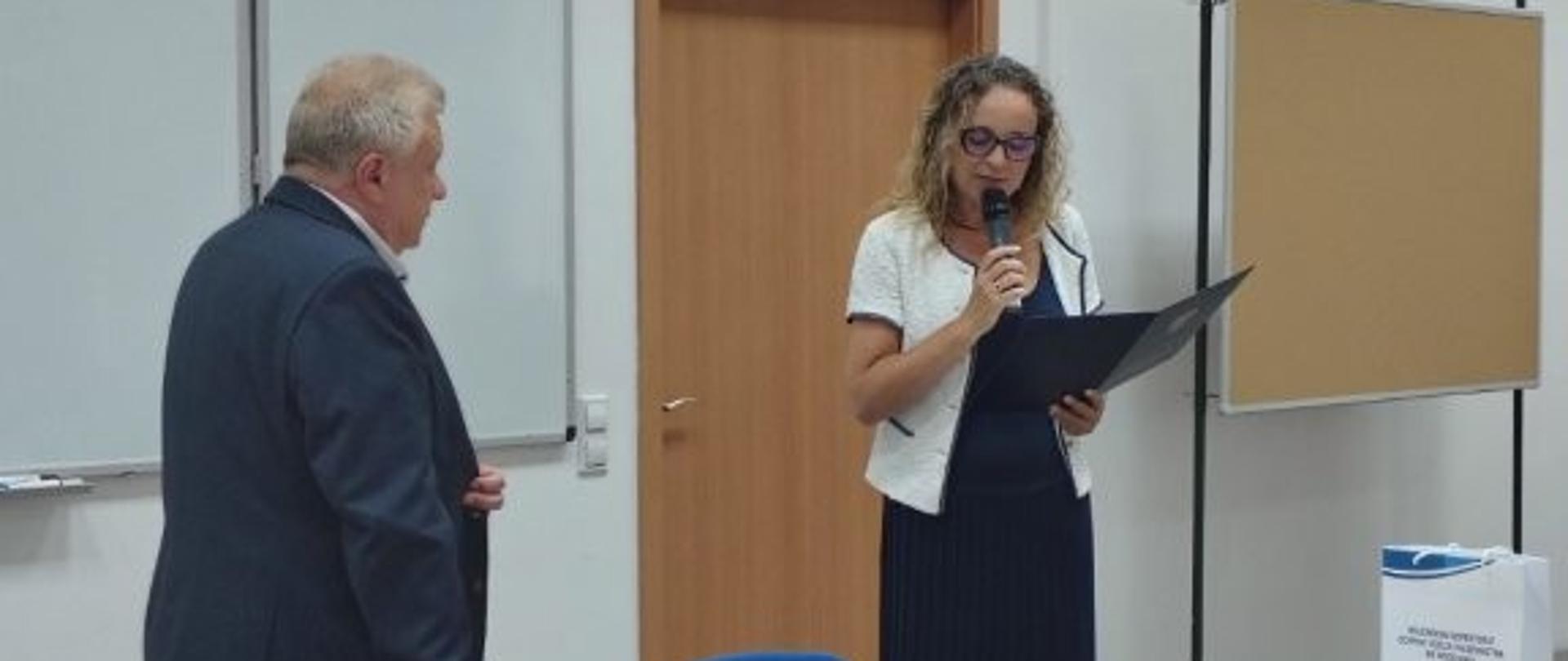 Pani Bernadeta Kucharska Dolnośląski Wojewódzki Inspektor Ochrony Roślin i Nasiennictwa składa gratulacje panu prof. dr hab. Mariusz Kucharski Kierownikowi Zakładu Herbologii we Wrocławiu Instytutu Uprawy Nawożenia i Gleboznawstwa podczas uroczystości.