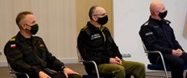 Na zdjęciu podczas konferencji na krzesłach siedzą po lewej nadbryg. Andrzej Bartkowiak – komendant główny PSP w środku gen. dyw. SG Tomasz Praga – komendant główny Straży Granicznej i po prawej stronie gen. insp. Jarosław Szymczyk – komendant główny Policji.
