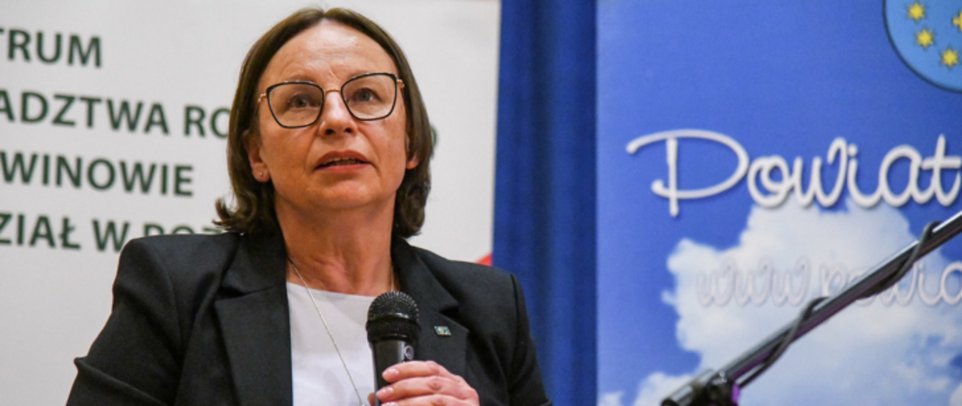 Pani Maria Jaśkiewicz przemawia podczas debaty o bezpieczeństwie Wielkopolan.