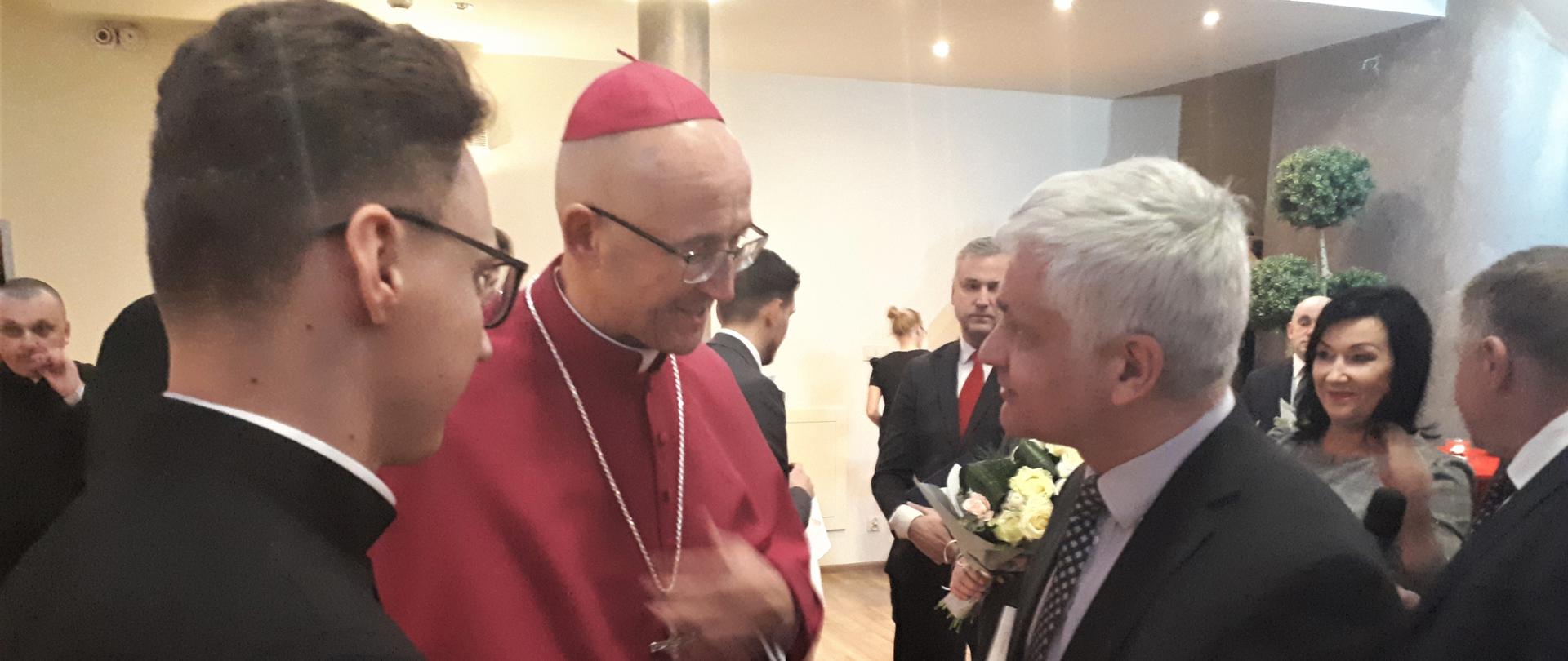 Wojewoda gratuluje biskupowi
