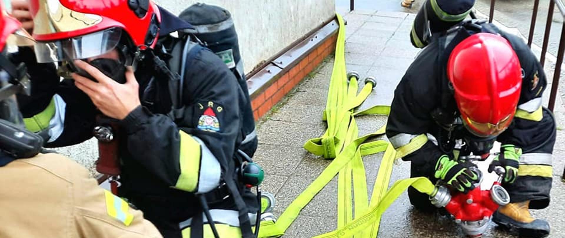 Zdjęcie przedstawia funkcjonariuszy biorących udział w ćwiczeniach na areszcie. 