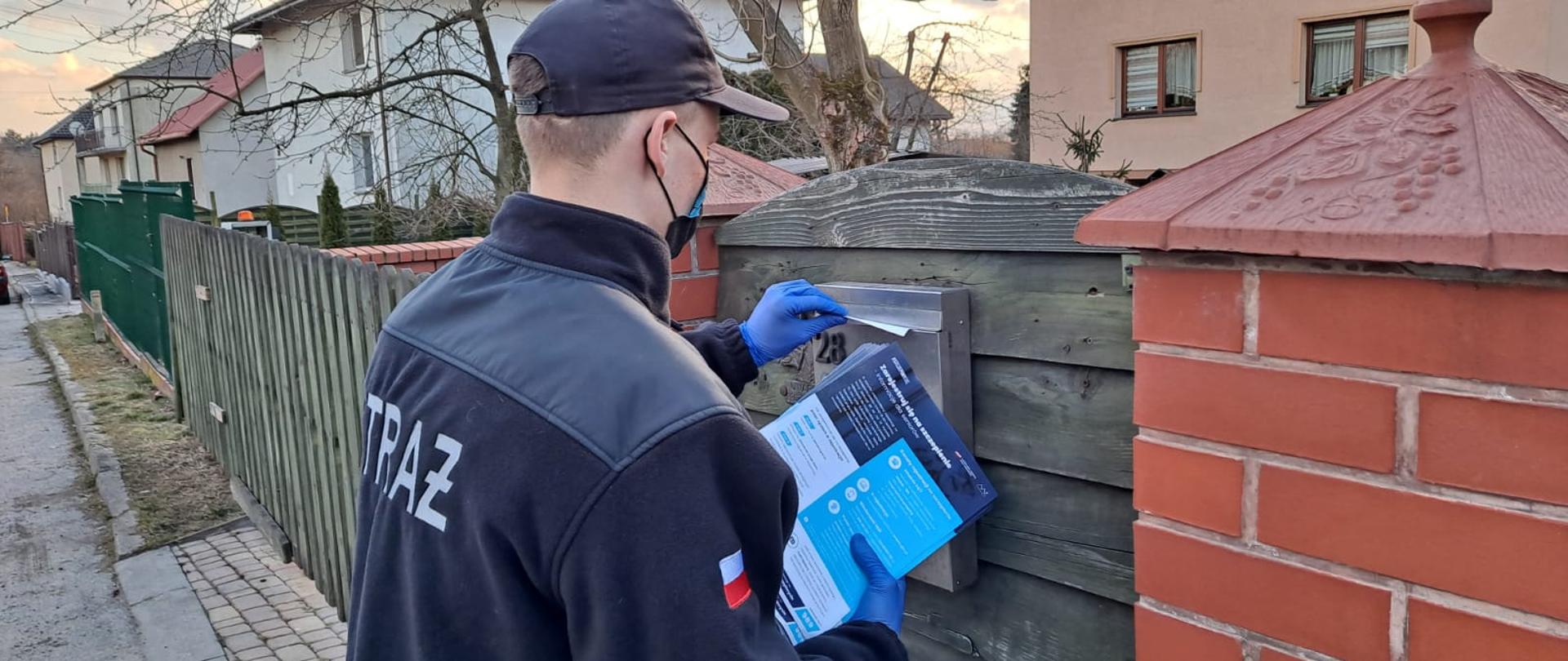 Strażacy OSP rozprowadzający ulotki