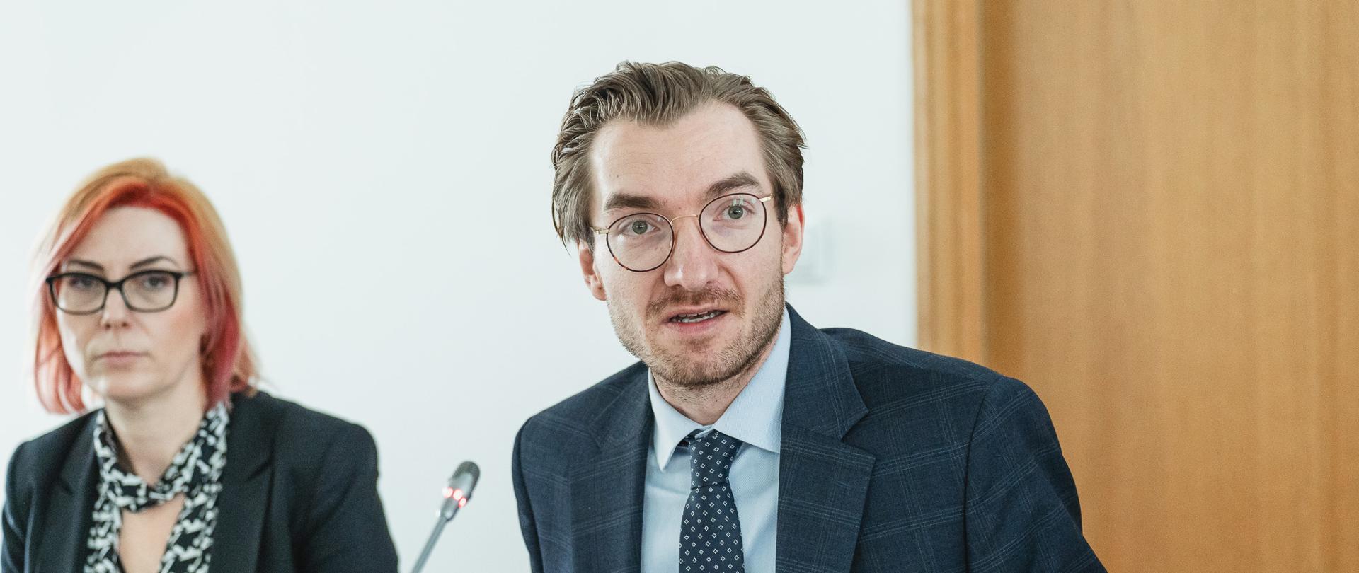 Dwie osoby siedzą obok siebie.