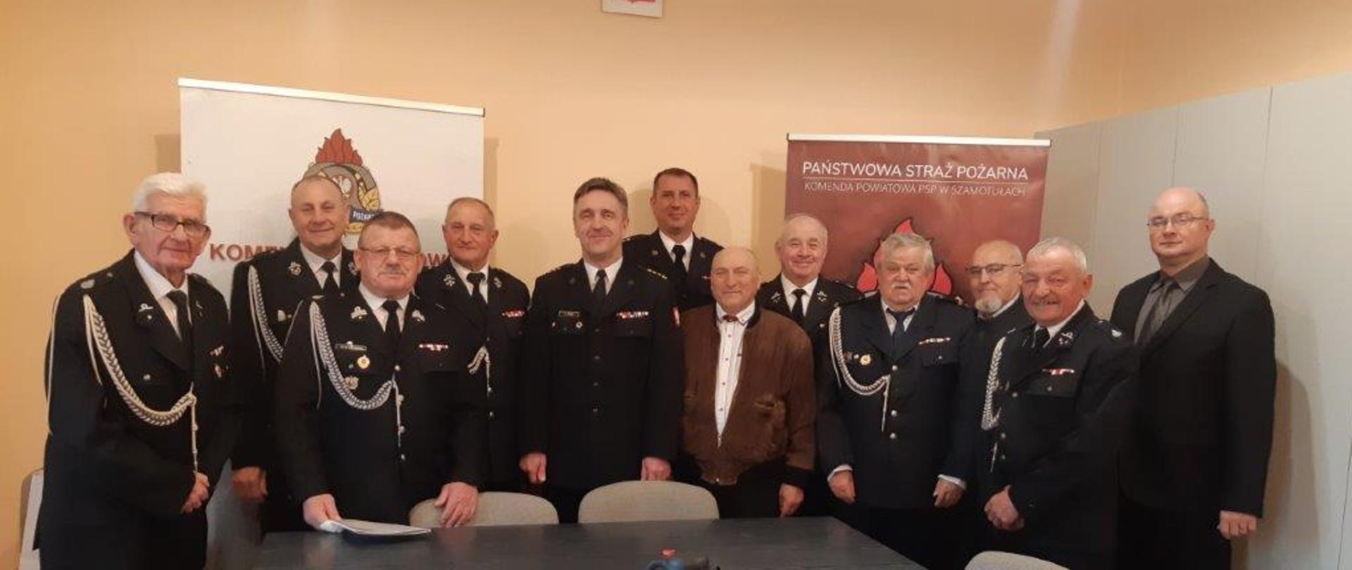 Widać kilku strażaków na zdjęciu grupowym