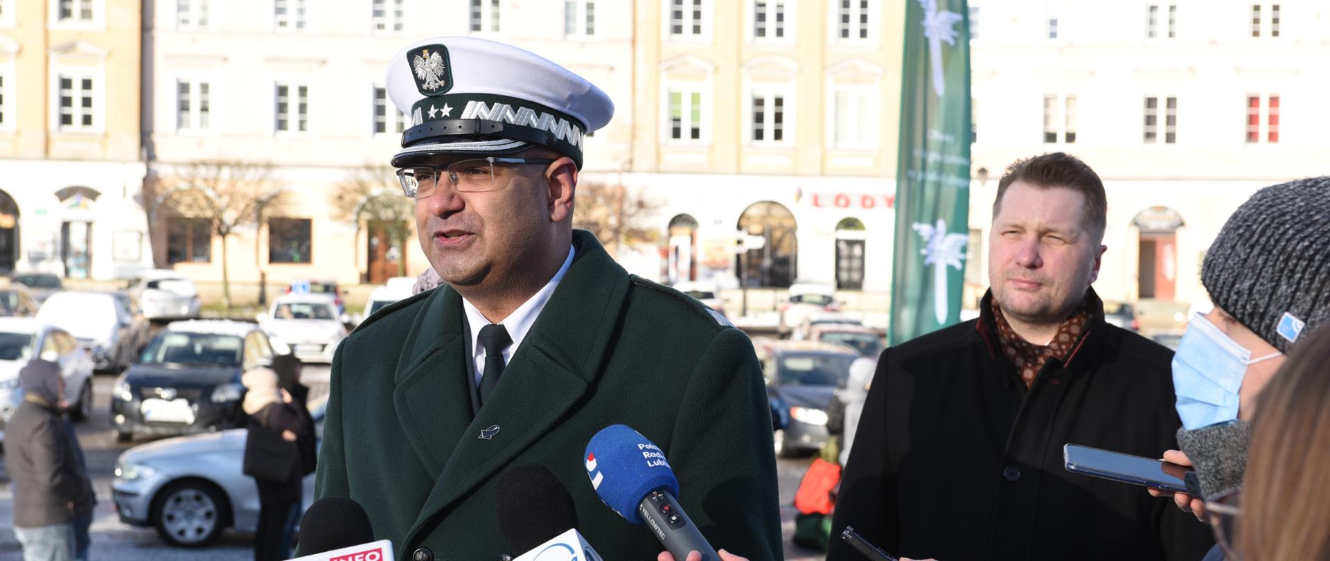 Briefing poświęcony akcji „Bezpieczny autokar – ferie 2022". Na pierwszym planie Główny Inspektor Transportu Drogowego Alvin Gajadhur, za nim Minister Edukacji i Nauki Przemysław Czarnek.