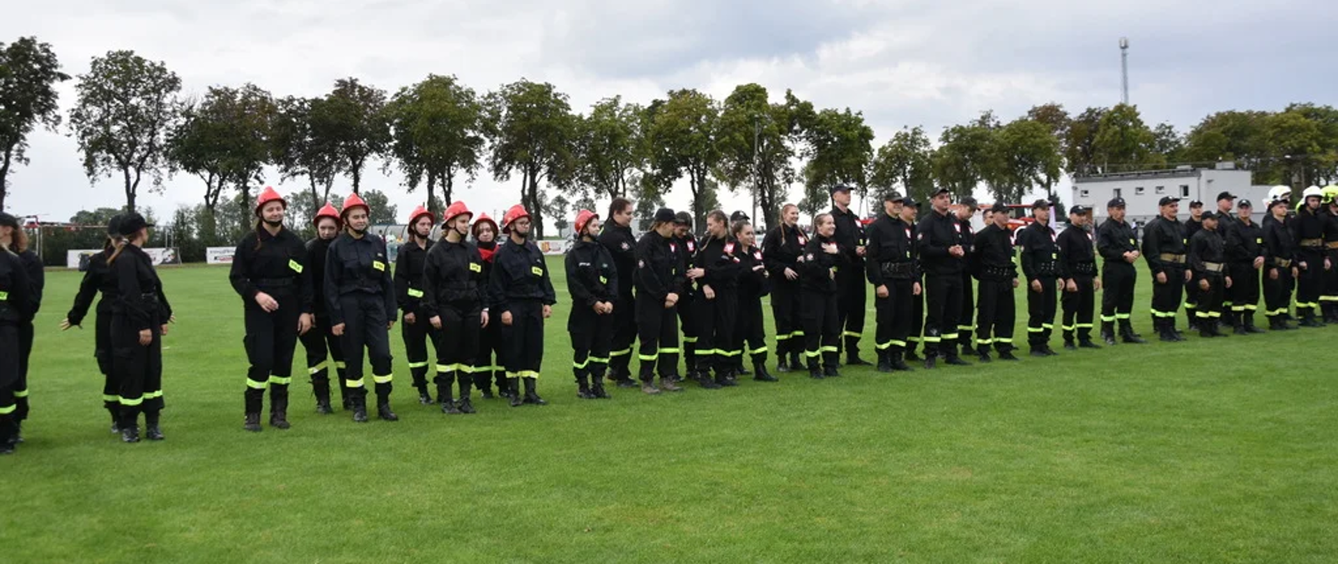 Drużyny stoją na zbiórce.