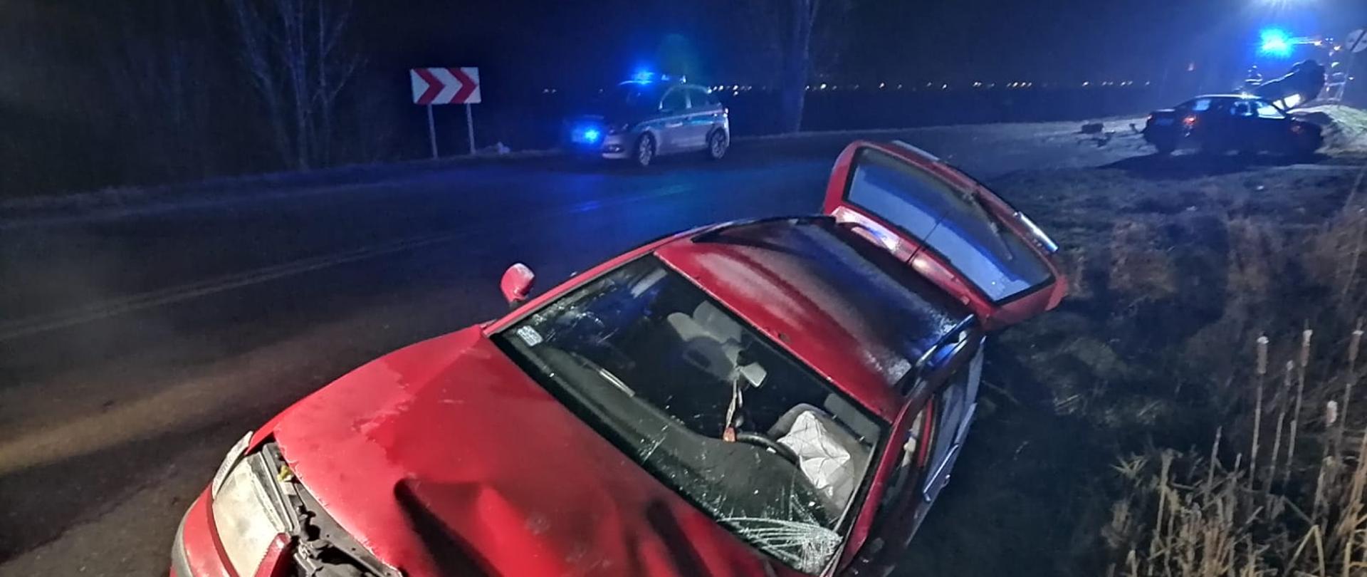 Rozbity czerwony samochód - Wypadek z udziałem 2 samochodów osobowych na DW 385 w pobliżu miejscowości Grodków