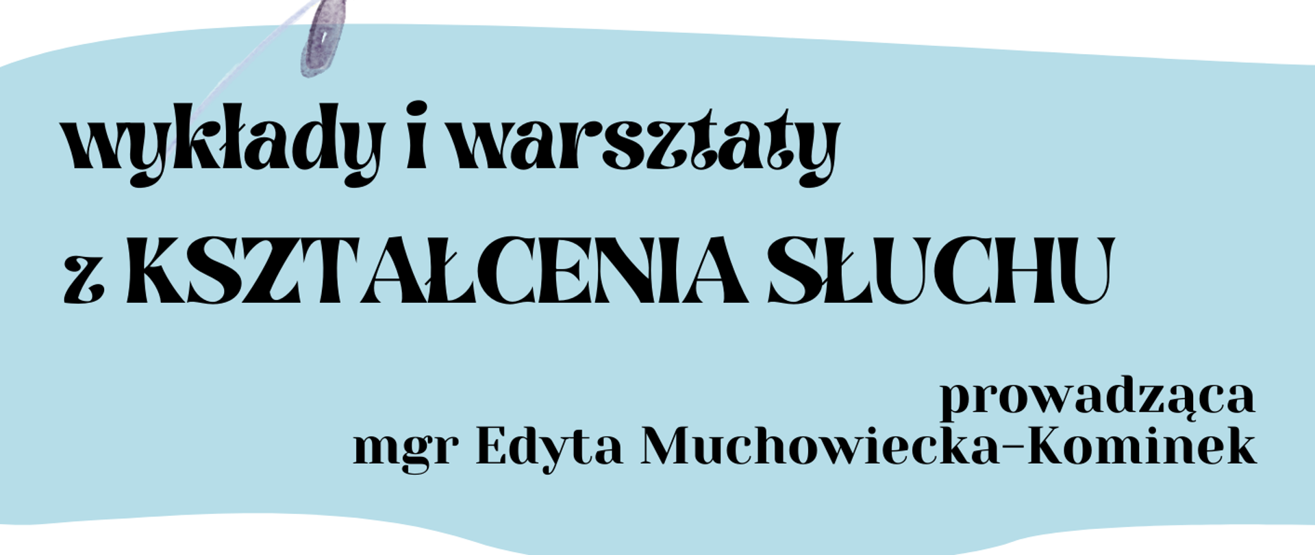 Plakat na białym tle z dwoma pasami w kolorze błękitnym w górnej i środkowej części plakatu oraz jasnofioletowym w dole plakatu. Na afiszu znajdują się informacje dotyczące Warsztatów z kształcenia słuchu, które odbędą się 05.03 oraz 31.03.2026 roku. Pośrodku plakatu został umieszczony harmonogram warsztatów z rozpiską dla poszczególnych klas. W górnym lewym rogu znajduje się logo szkoły, w górnej części plakatu znajdują się grafiki przedstawiające nuty, natomiast w dolnym prawym rogu znajduje się grafika przedstawiająca totka grającego na fortepianie.