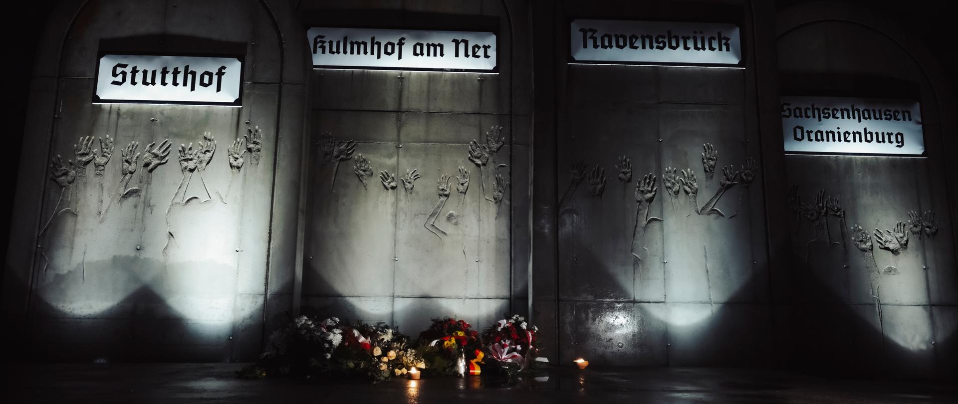 Kwiaty złożone pod pomnikiem na stacji Radegast 