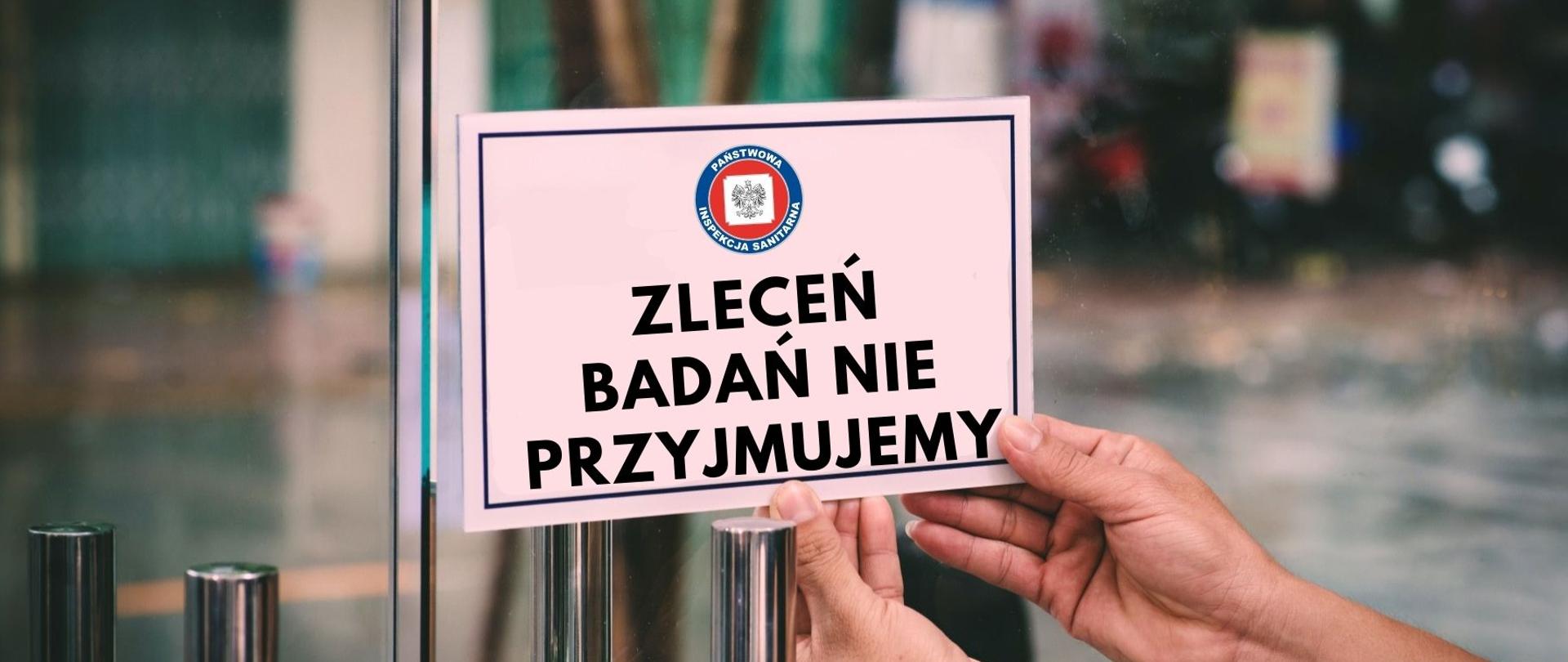 Tabliczka na zamkniętych drzwiach z napisem "Zleceń badań nie przyjmujemy"