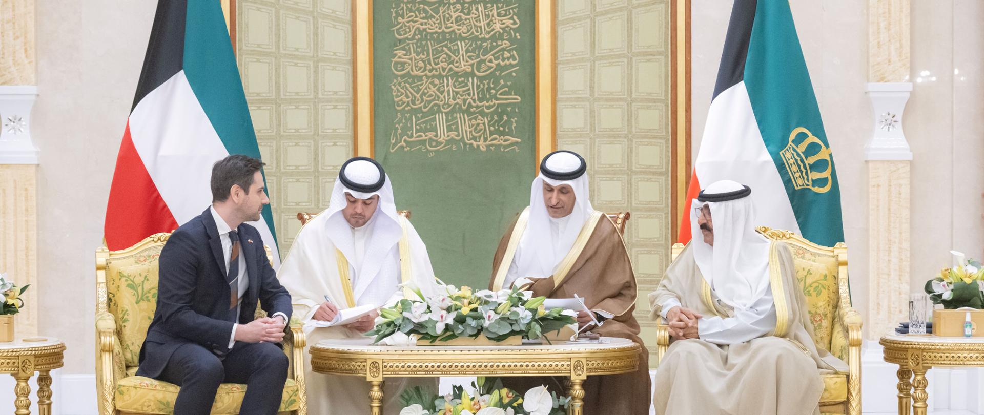 Ambasador rozmawia z emirem