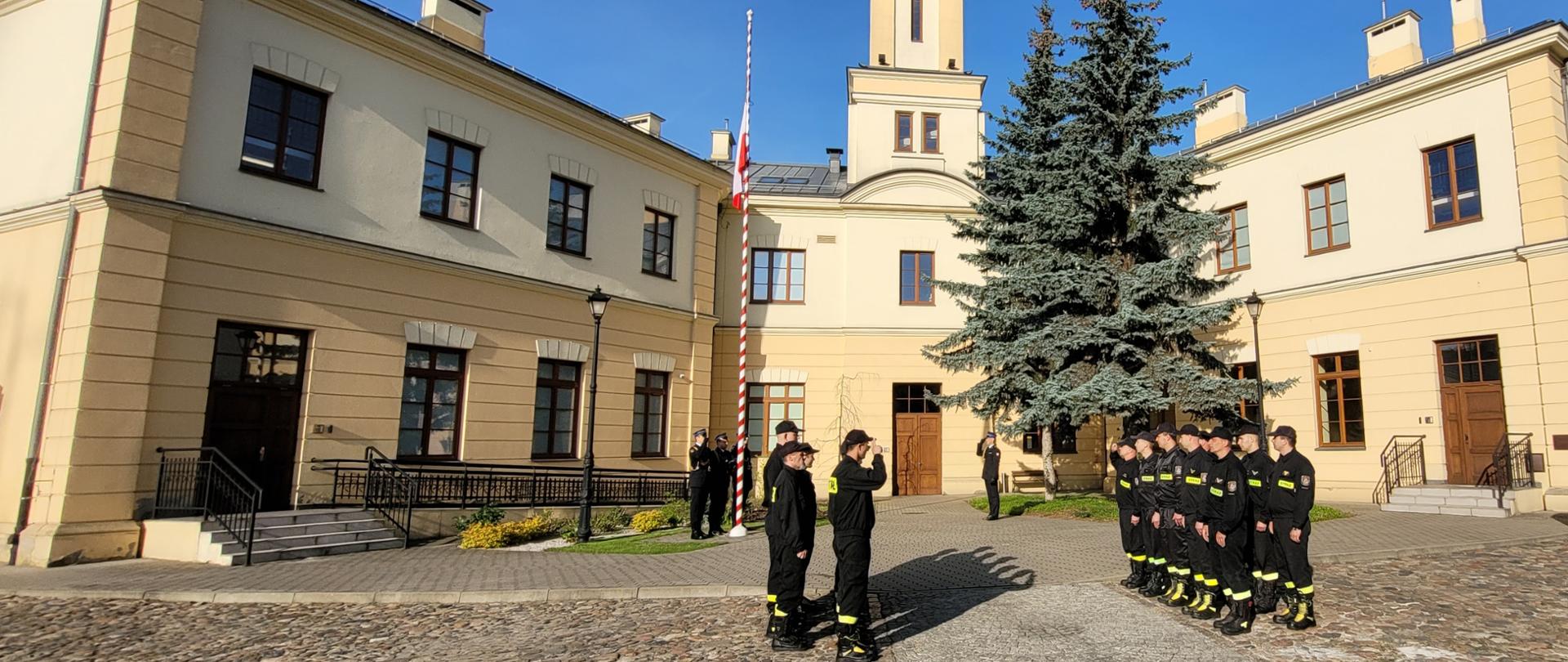 Na zdjęciu widoczni strażacy z JRG 5 podczas uroczystej zbiórki przed koszarami z okazji Dnia Flagi RP