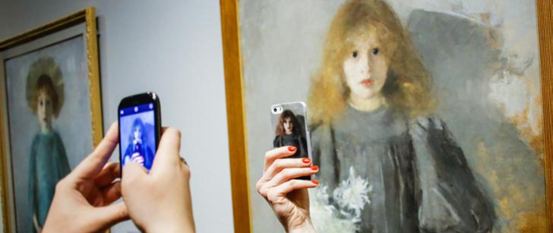 Obraz w muzeum. Na zdjęciu widoczny telefon komórkowy. 