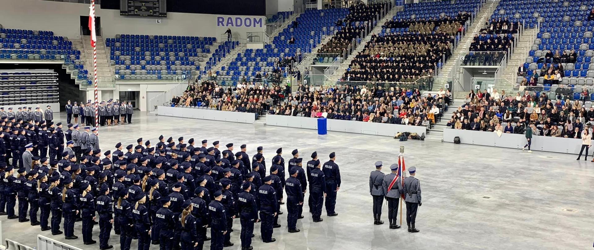 Wręczenie odznaczeń państwowych i resortowych oraz ślubowanie nowo przyjętych funkcjonariuszy KWP w Radomiu
