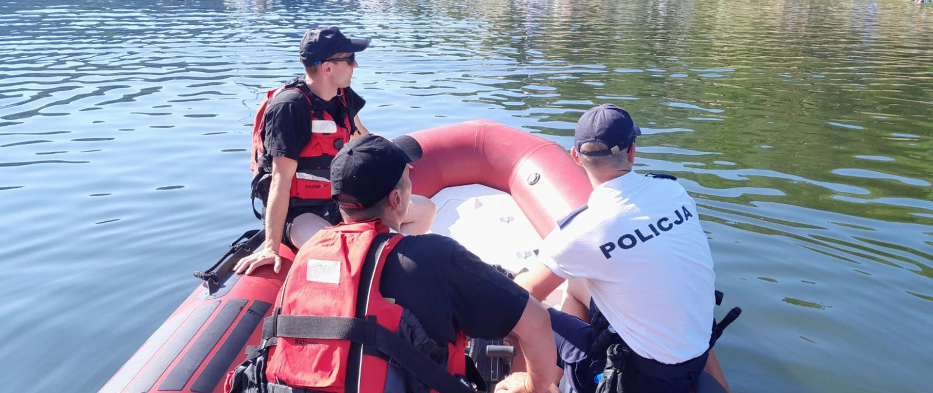 Strażacy i policjant na pontonie