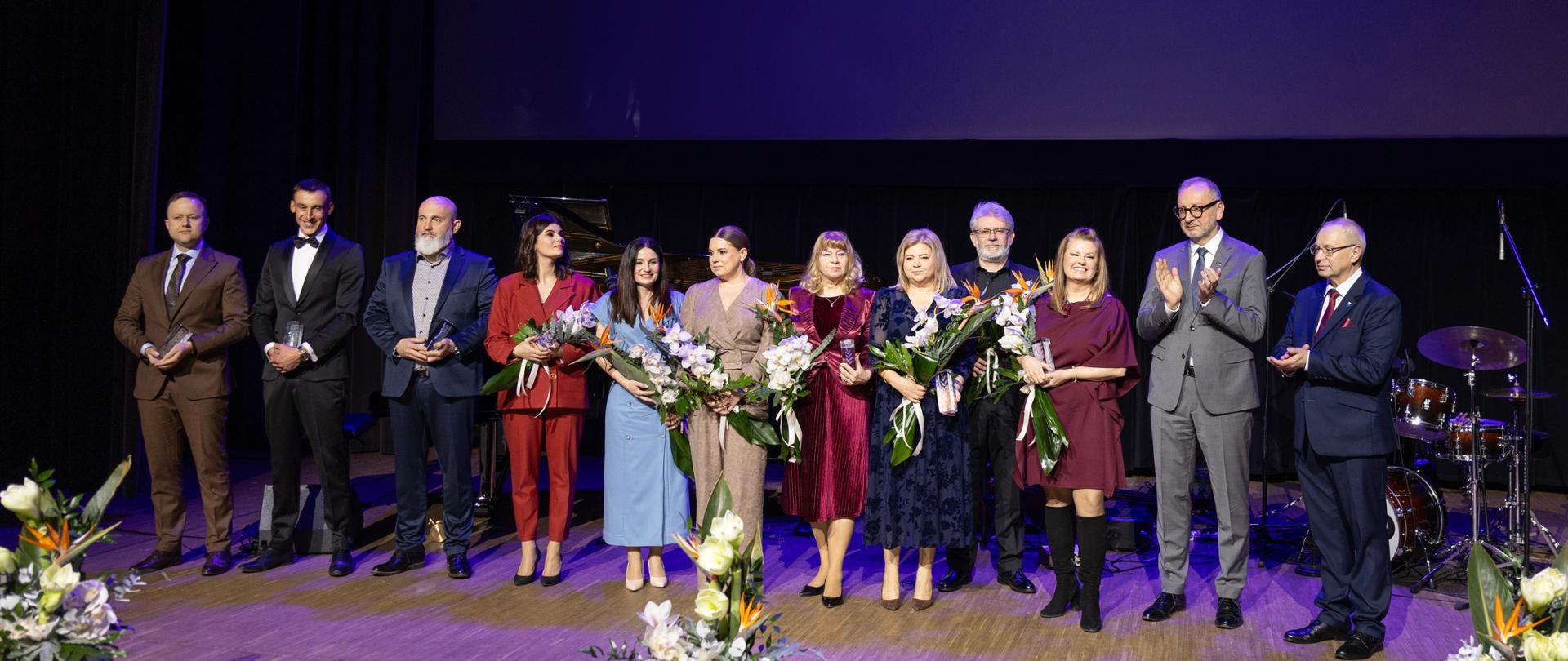 Laureaci Laurów Zduńskowolskich 2026: Vorster sp.o.o., Dav-Piasko Dawid Mielczarek, Gajewczyk Bis Wiktor Gajewczyk, Anna Andrych, Miejska Biblioteka Publiczna im. Jerzego Szaniawskiego, Fundacja Orłowskich – Osińskich, firma SAMPLE STUDIO. 