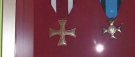 Krzyż Srebrny Orderu Wojennego Virtuti Militari (po prawej) i Krzyż Walecznych (po lewej)
