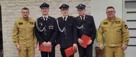 Na zdjęciu widać strażaków ubranych w mundury z wręczonymi dyplomami.