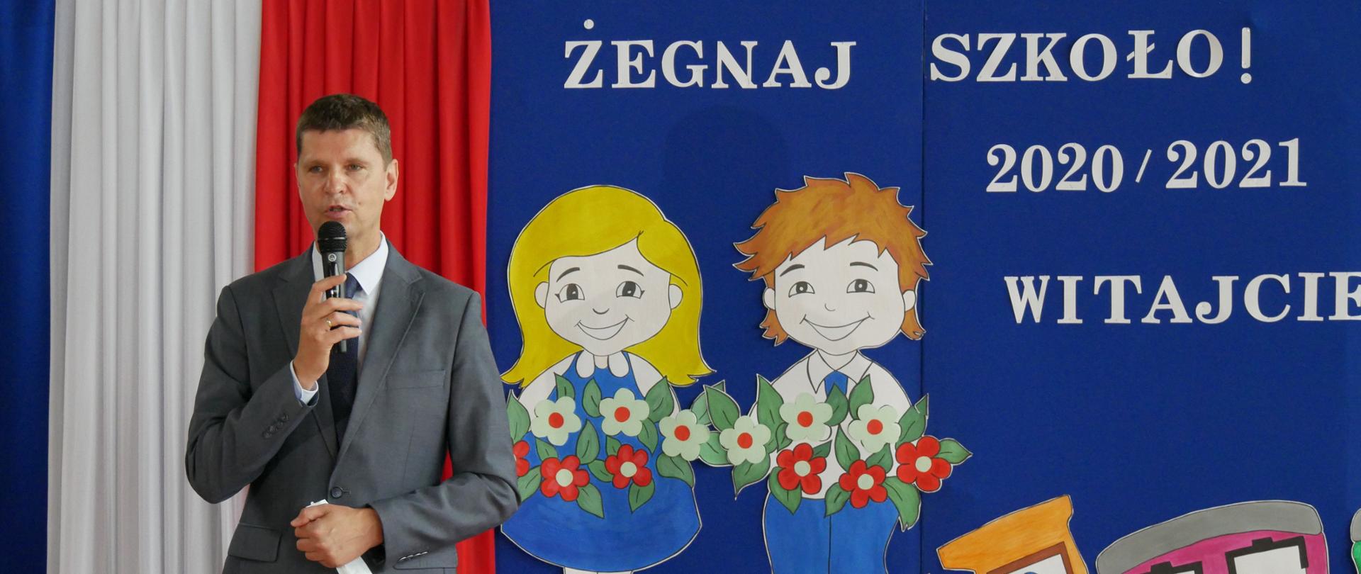 Wiceminister Dariusz Piontkowski podczas uroczystości zakończenia roku szkolnego