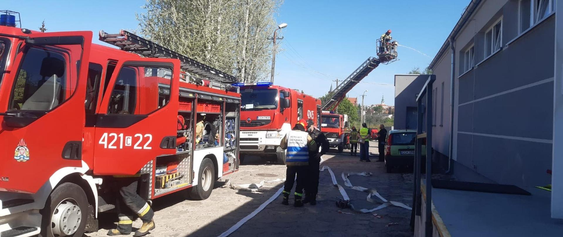 Na zdjęciu widać strażaków podczas ćwiczeń