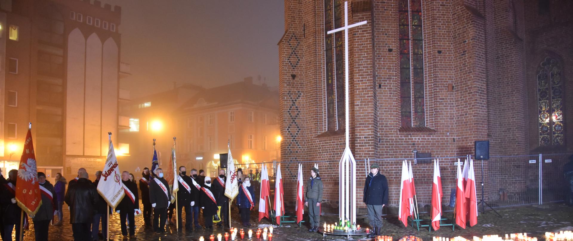 Widok na Biały Krzyż Solidarności i poczty sztandarowe 