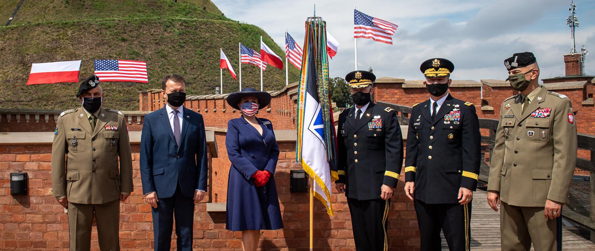Mariusz Błaszczak Minister Obrony Narodowej wraz z ambasador Mosbacher, szefem sztabu Rajmundem Andrzejczakiem oraz generałem Jamesem McConvillem na tle kopca Kościuszki