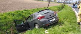Widać samochód osobowy w rowie od strony kierowcy