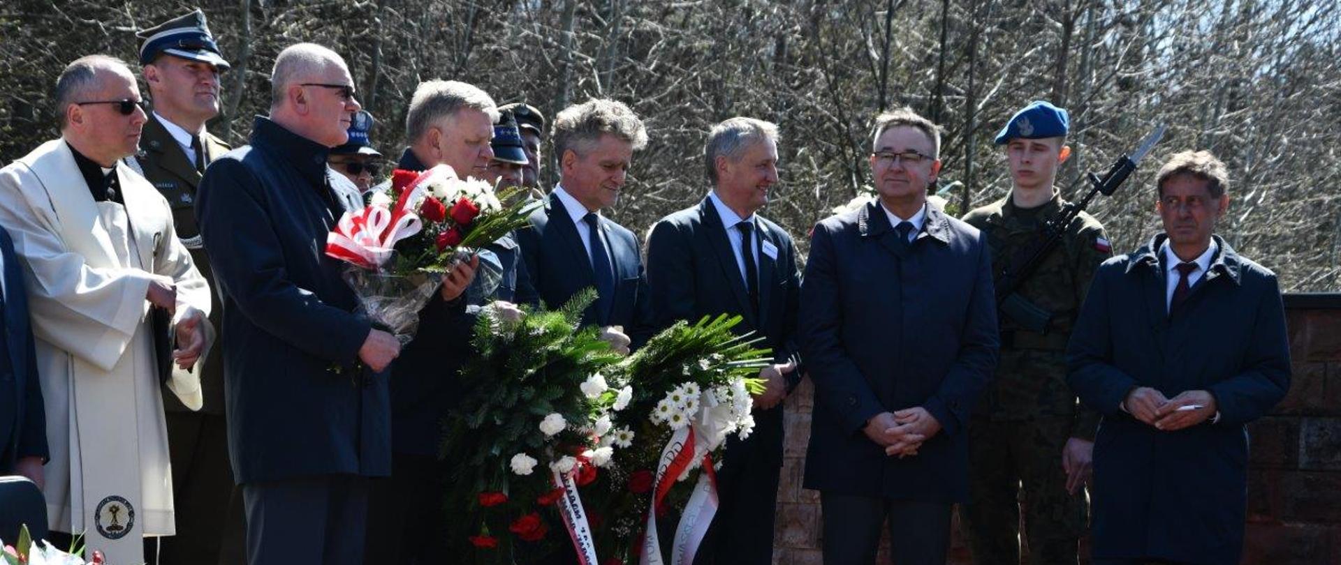 Zdjęcie przedstawia zaproszonych gości na uroczystości upamiętniające ofiary zbrodni katyńskiej z 1940 roku. 