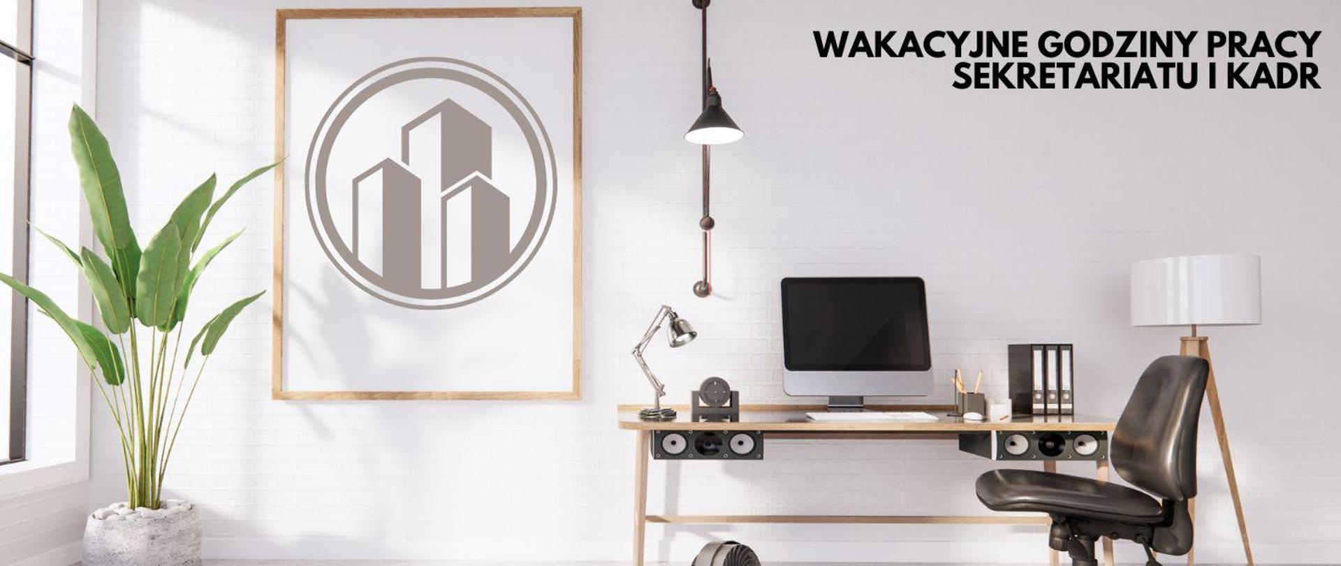 Plakat przedstawiający napis 'wakacyjne godziny pracy sekretariatu szkoły i kadr', wnętrze biurowe, laptop, komputer, krzesło biurowe, po prawej stronie okno i kwiat zielony w doniczce.