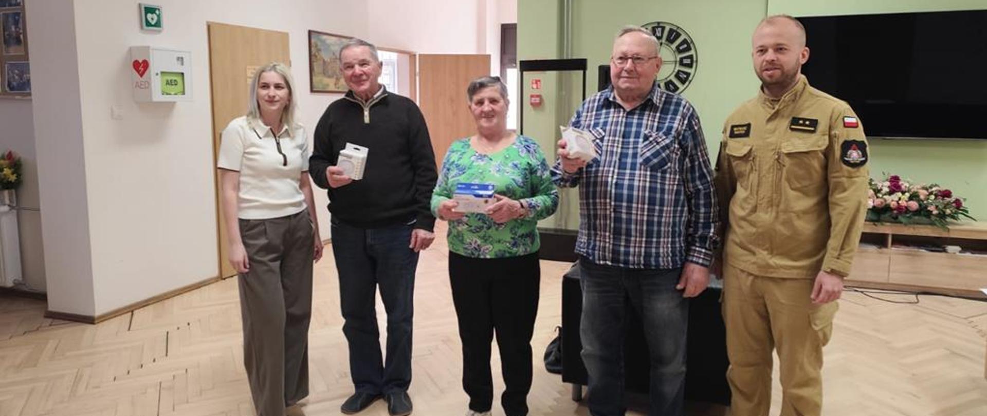 Przekazanie czujek dla seniorów przez staszowskich strażaków
