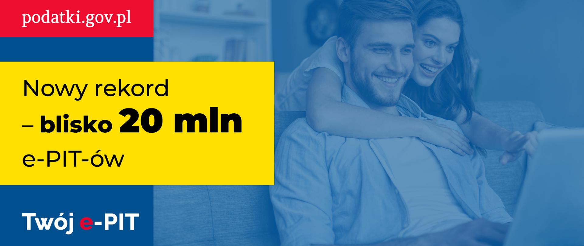 Po prawej stronie uśmiechnięty mężczyzna i kobieta patrzą na laptopa. Po lewej napis Nowy rekord – blisko 20 mln e-PITów