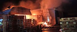 Na zdjęciu pożar hali produkcyjno-magazynowej w Suchym Dębie 