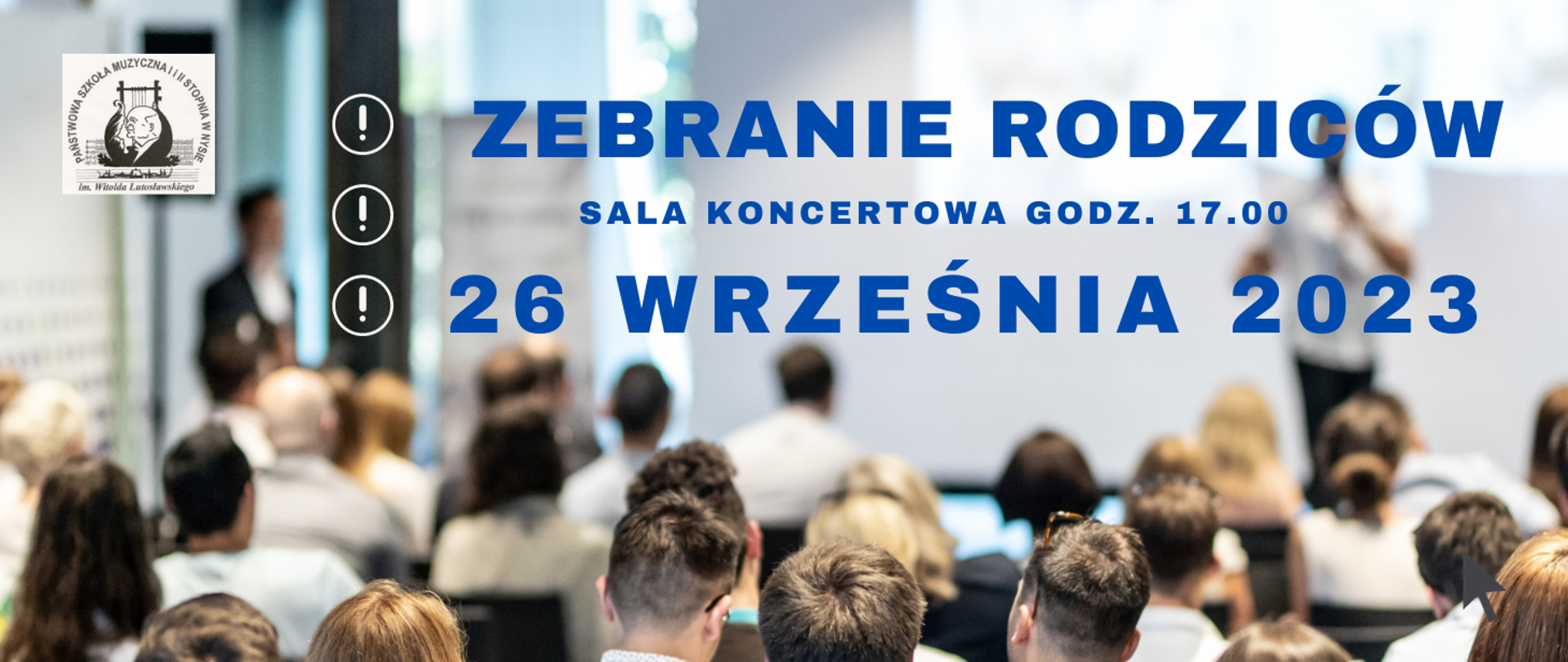 Zdjęcie w kolorach błękitno-fioletowych widok z tyłu głowy ludzi zebranych na sali w oddali widać sylwetki osób prowadzących rozmyte W lewym górnym rogu logo szkoły Czarne na białym tle w prawo trzy wykrzykniki białe w kółkach jeszcze bardziej w prawo w kolorze granatowym napis wielkimi literami zebranie rodziców poniżej sala koncertowa godzina 17:00 poniżej 26 września 2023.