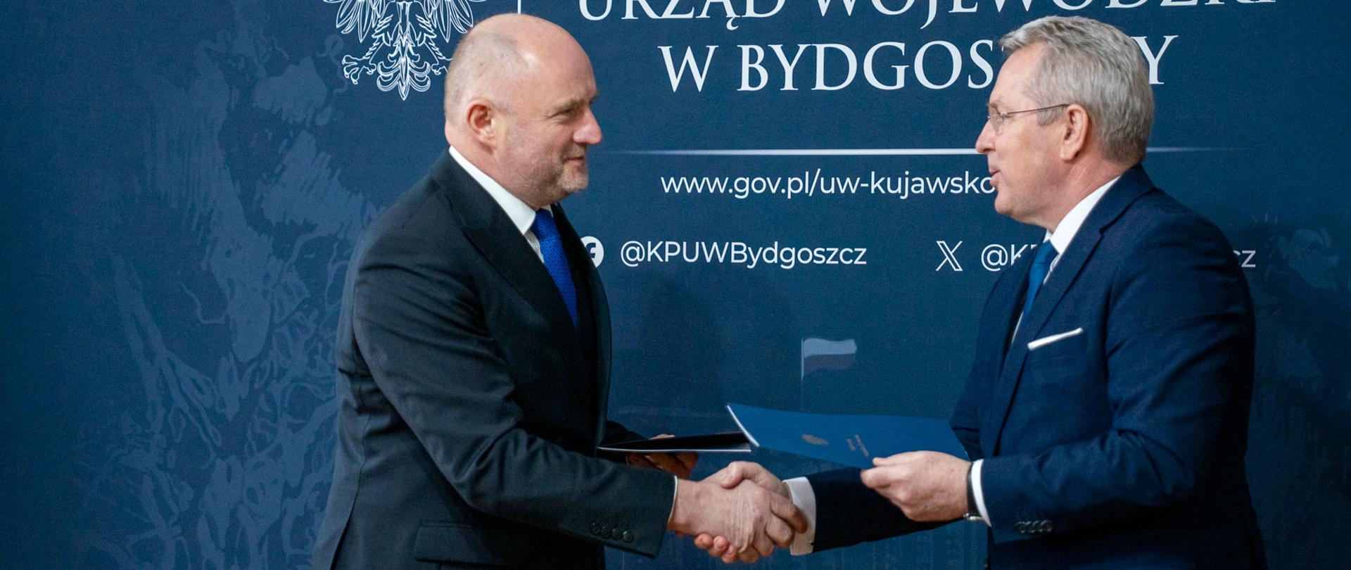Wicewojewoda Kujawsko-Pomorski Piotr Hemmerling i Marszałek Województwa Kujawsko-Pomorskiego Piotr Całbecki gratulują sobie podpisania umowy 