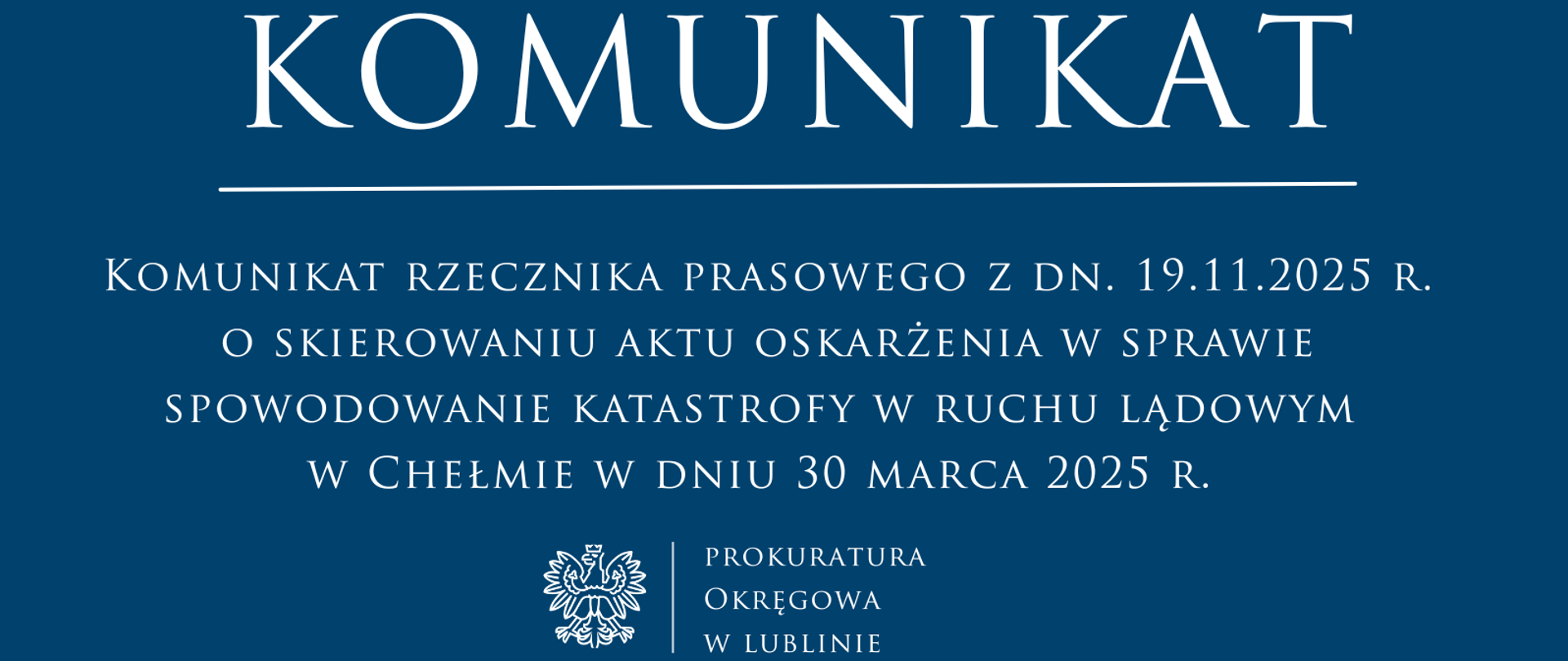 Niebieski baner z napisem: "Komunikat rzecznika prasowego z dn. 19.11.2025 r. o skierowaniu aktu oskarżenia w sprawie spowodowanie katastrofy w ruchu lądowym w Chełmie w dniu 30 marca 2025 r. 