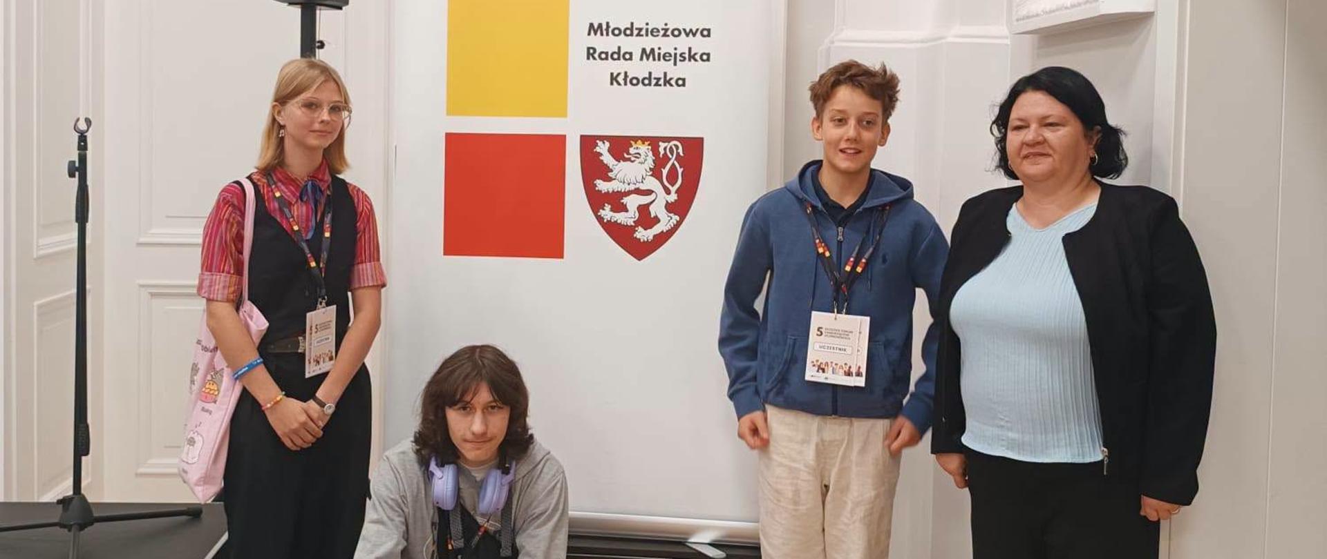 Uczniowie Państwowej Szkoły Muzycznej w Kłodzku podczas 5. Forum Samorządów Uczniowskich. Młodzież uczestniczy w spotkaniu poświęconym współpracy, aktywności uczniowskiej i wymianie doświadczeń.